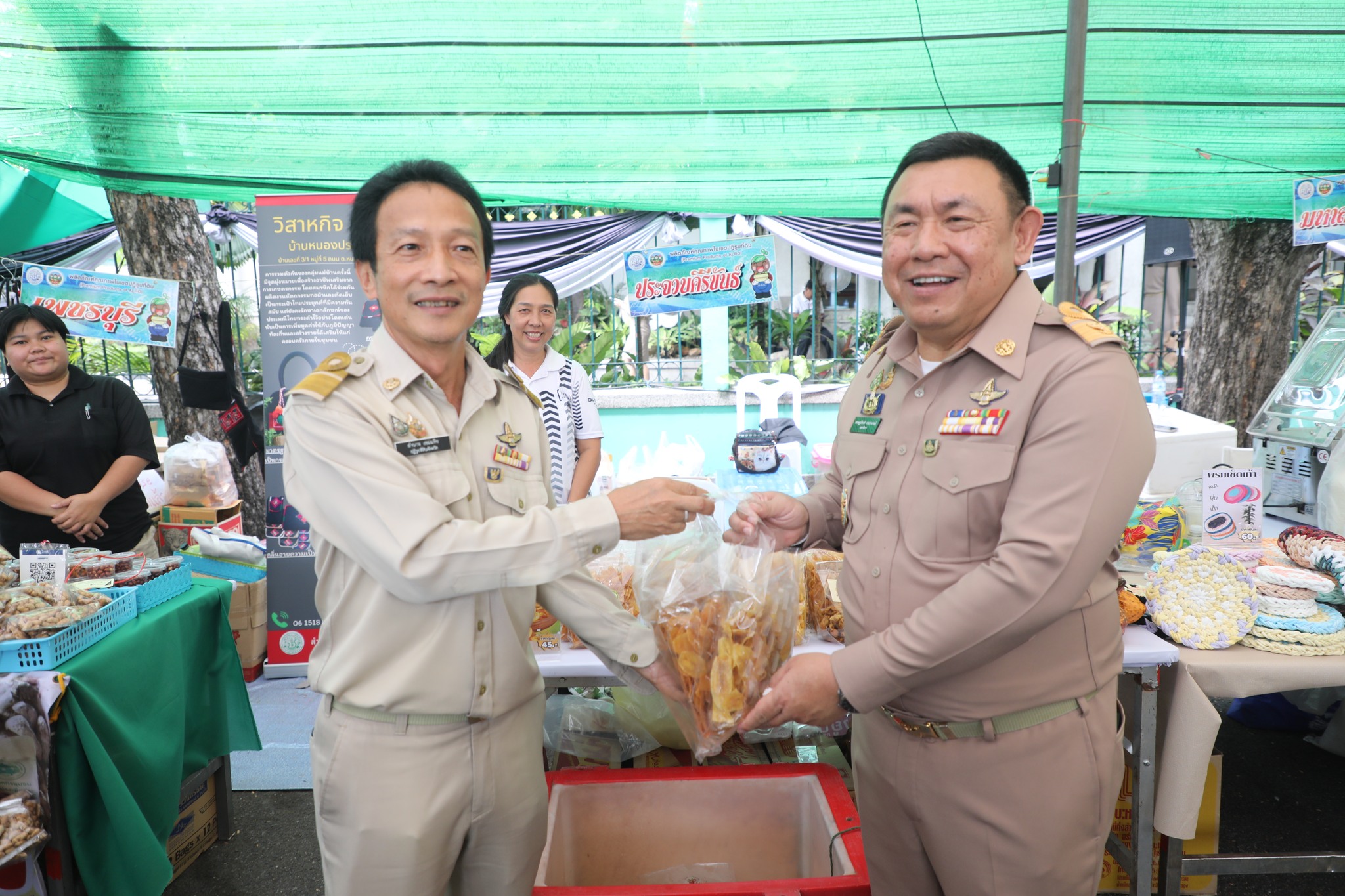 title - ปลัดกระทรวงเกษตรฯ และผู้บริหาร ส.ป.ก. เยี่ยมชมร้านค้า ในงานวันคล้ายวันสถาปนา ส.ป.ก. ครบรอบ 51 ปี